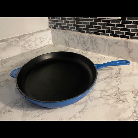 Le Creuset Cast Iron Signature Oval Skillet Oyster - Picture 2 of 3